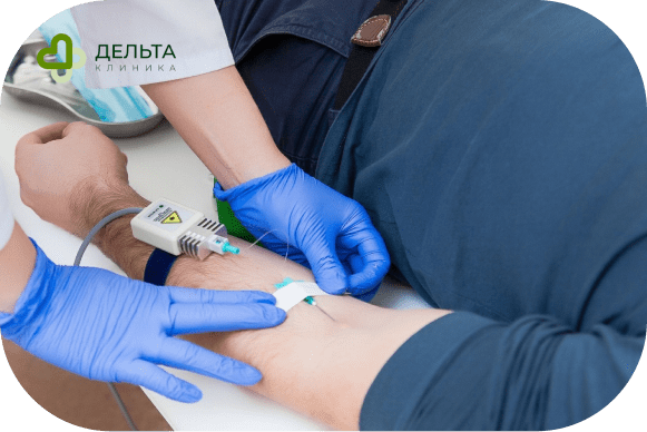 Врач ставит капельницу пациенту